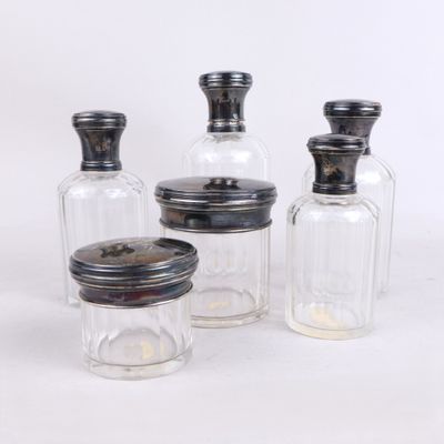trois bocaux en verre transparent avec des couvercles noirs et un bouchon en bois