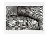 photographie en noir et blanc du corps d'une femme vêtu de bas résille