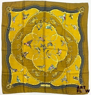 un carré de soie jaune orné d'un motif floral