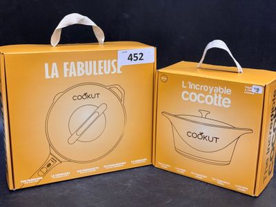 deux boîtes de nourriture posées l'une à côté de l'autre sur une table