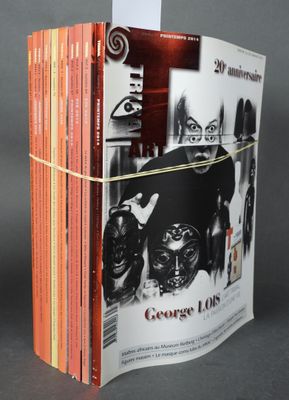 une image représentant une pile de livres posée sur une table