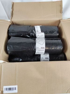 quatre rouleaux de sacs poubelle noirs dans une boîte en carton
