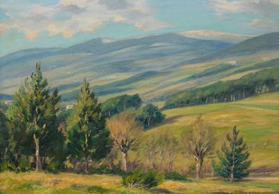 un tableau représentant un champ avec des arbres et des montagnes en arrière-plan