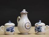 trois pièces de porcelaine bleue et blanche posées sur une table