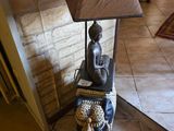 une lampe posée sur une table dans une pièce