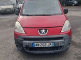 une voiture rouge garée dans un parking