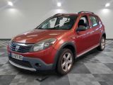 une photo d'une Dacia rouge garée dans un garage