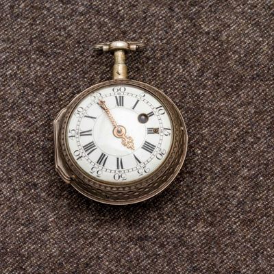 une montre de poche en argent avec des chiffres romains
