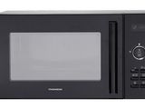Le micro-ondes est noir et sa porte est ouverte.