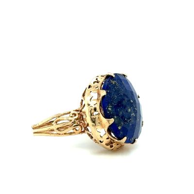un gros plan d'une bague en or sertie d'un lapis-lazuli