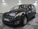 la photo d'une petite voiture noire garée dans un garage