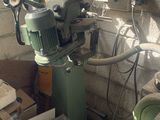 une machine posée à côté d'une pile de cartons