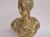 buste en laiton d'une femme sur un socle, sur fond blanc