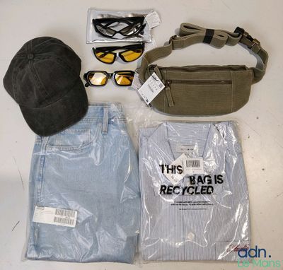 un sac, un chapeau, des lunettes de soleil et d'autres objets posés sur une table