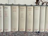 plusieurs livres sont empilés sur une table