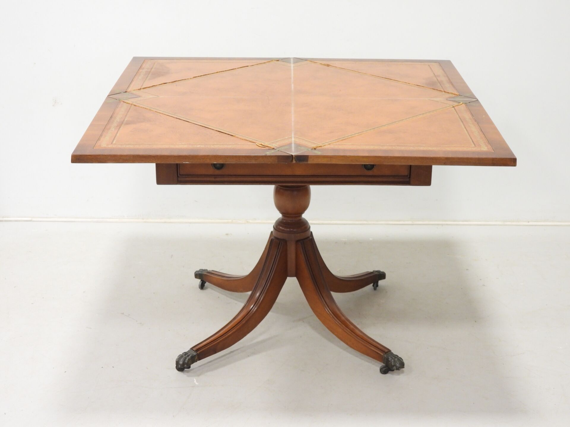 Table à jeu dite mouchoir en bois ouvrant par un tiroir en c…