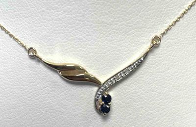 Collier en or jaune 18K (750‰) orné de deux saphirs et de di…