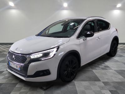la voiture blanche est garée sur le sol à carreaux d'une pièce