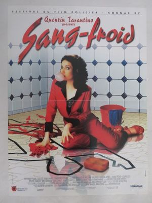 une affiche de cinéma représentant une femme en robe rouge assise par terre