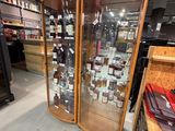 une vitrine en verre au milieu d'un magasin