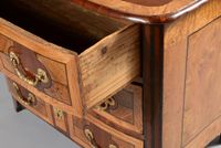 Commode en placage de frêne, poirier dans des réserves à enc… (photo 3)