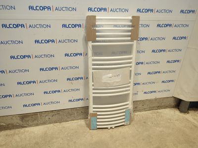 une image représentant une échelle blanche appuyée contre un mur dans une pièce