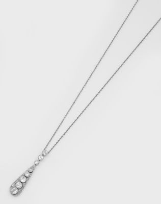 gros plan d'un collier sur une surface blanche
