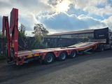 un gros camion à plateau, muni d'un plateau à l'arrière