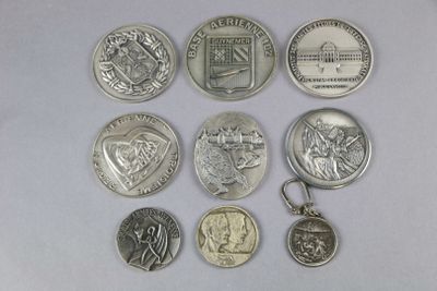 un lot de pièces de monnaie posées sur une table