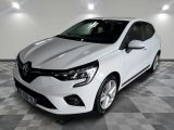 la voiture blanche est garée sur un sol en damier dans le garage
