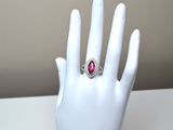 une image représentant la main d'une femme portant une bague
