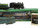 trois petits trains jouets rangés les uns à côté des autres dans une boîte