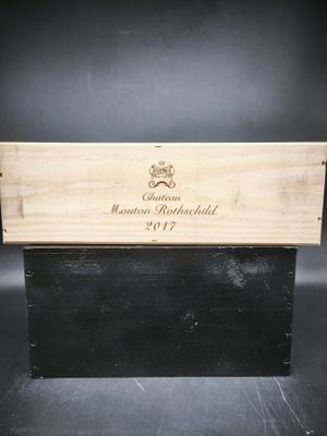 une caisse en bois ornée d'une étiquette de vin, posée sur une table