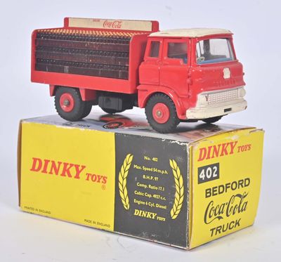 un petit camion rouge posé sur une boîte