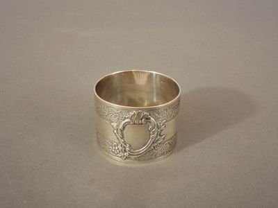 une bague en argent ornée d'un cœur, posée sur une table