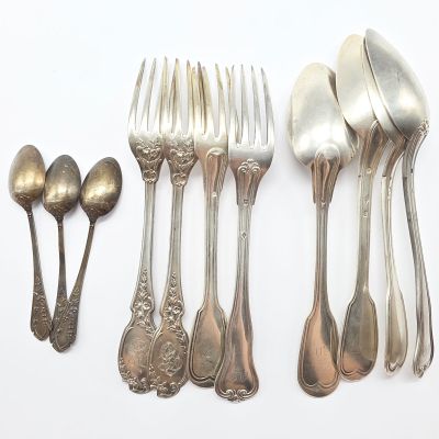 beaucoup de cuillères et de fourchettes en argent sur la table
