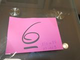 un post-it rose sur lequel est inscrit le chiffre six