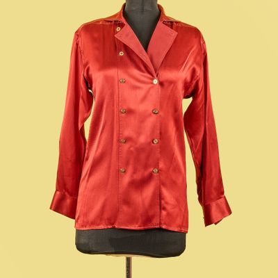 une photo d'une veste rouge pour femme sur un mannequin