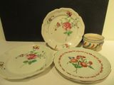 trois assiettes et deux tasses sur la table