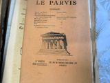 un livre ouvert sur une table