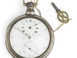 une montre de poche ancienne avec des chiffres romains sur le cadran
