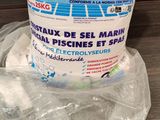 un paquet de savon posé sur un sac en plastique