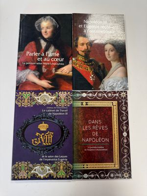 deux livres sur une table avec l'image d'un homme et d'une femme