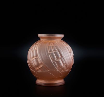 un vase posé sur une surface noire