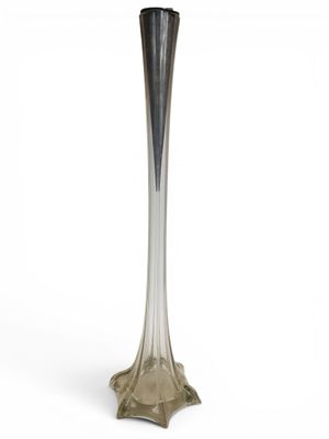 grand vase en verre avec un socle argenté sur fond blanc