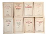 six livres sont empilés sur une surface blanche