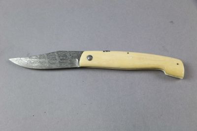 a knife that is laying on a table