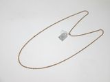 une chaîne en or à laquelle est accroché un cadenas