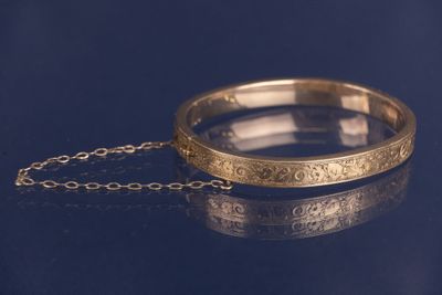 une image représentant un bracelet en or entouré d'une chaîne