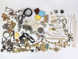 un tas de bijoux posés sur une surface blanche